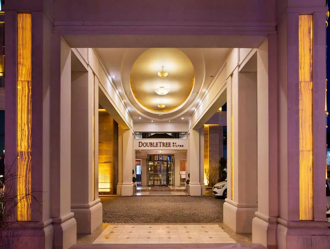 DOUBLE TREE BY HILTON IN DOOR VIEW (Copy).jpg